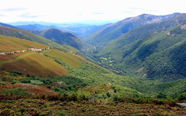 Valle de Ancares desde lo alto del Puerto de Ancares - Destino Castilla y León