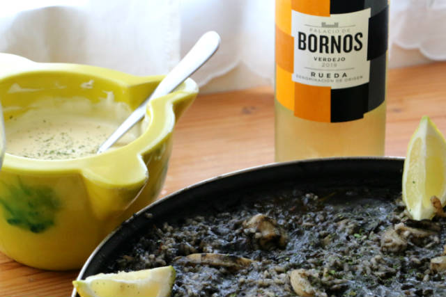 Armonía del verdejo 2019 Palacio de Bornos con un arroz negro con sepias - Destino Castilla y León