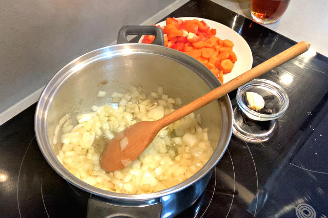 Añadiremos los dientes de ajo, las zanahorias y el pimiento rojo picados - Destino Castilla y León