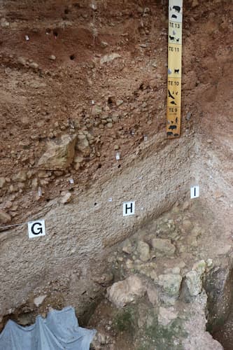 Diferentes niveles de antigüedad excavados en una de las simas - Destino Castilla y León