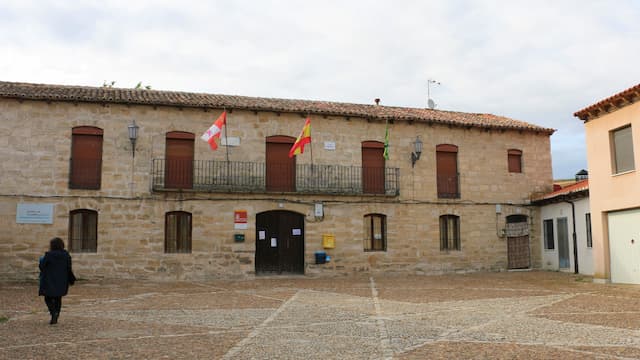 Ayuntamiento de Wamba junto a la Iglesia de Wamba - Destino Castilla y León