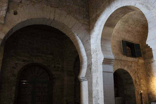Arcos de herradura visigodos de Santa María de Wamba - Destino Castilla y León