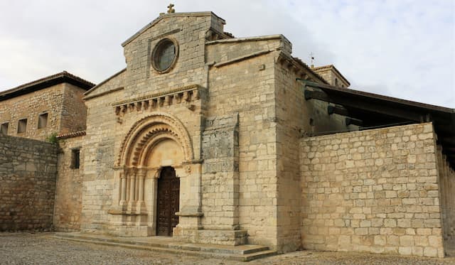 Fachada principal de Santa María de Wamba - Destino Castilla y León