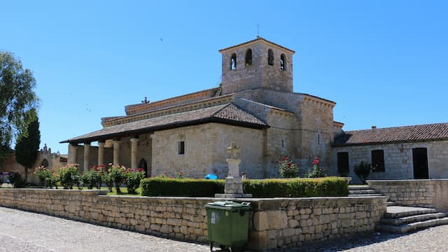 Iglesia de Santa María de Wamba, icono de esta población - Destino Castilla y León