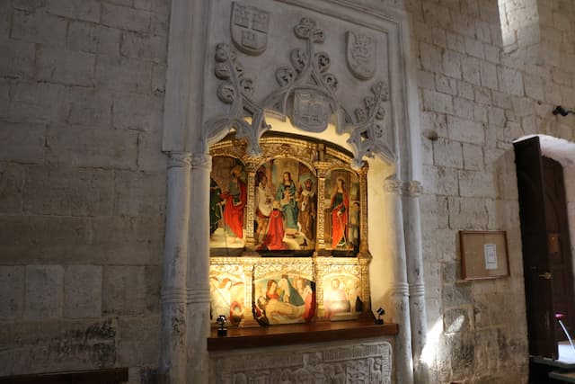 Nicho sepulcral en el muro de la iglesia - Destino Castilla y León