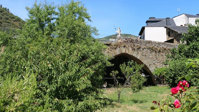 Arranque del Puente de Piedra con la escultura del Peregrino del Camino de Santiago - Destino Castilla y León