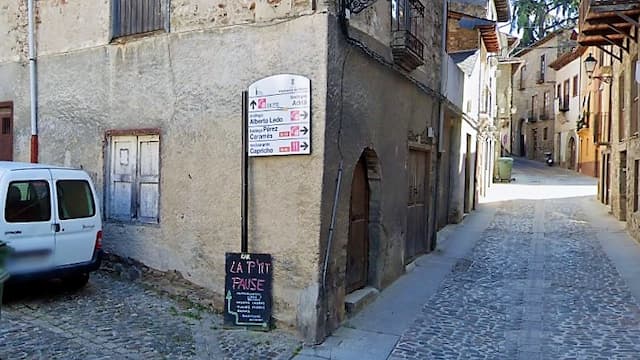 Cartel de enoturismo de la Ruta del Vino de El Bierzo en la Calle del Agua, lugar de bodegas de Villafranca del Bierzo - Destino Castilla y León