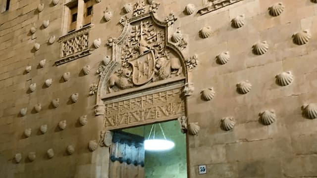 Fachada de la Casa de las Conchas - Destino Castilla y León