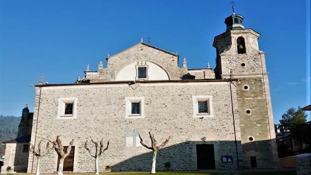 Fachada truncada de la Colegiata de Villafranca del Bierzo - Imagen de La vida son dos viajes