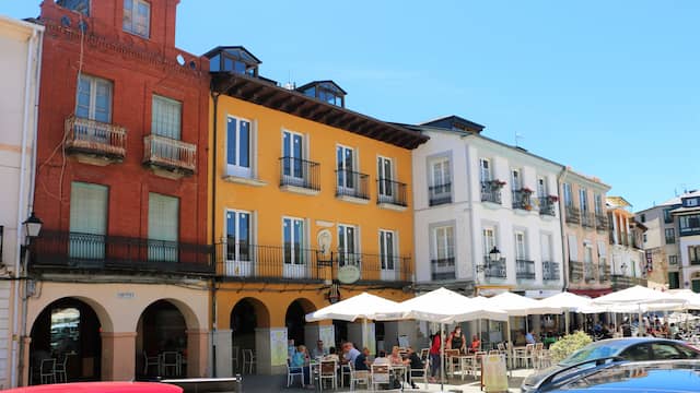 Soportales de la Plaza mayor de Villafranca del Bierzo - Destino Castilla y León