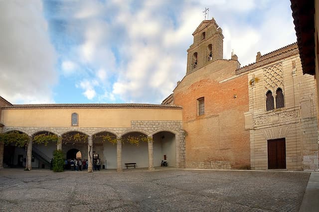 Atrio de entrada al Real Monasterio-Palacio de Las Claras de en Tordesillas - Imagen de José Manuel Benito