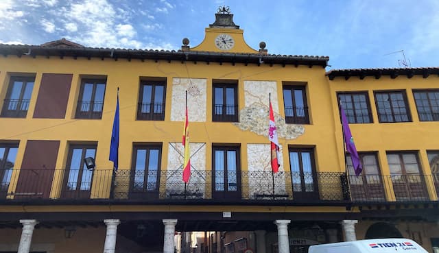 Ayuntamiento de Tordesillas en la plaza mayor - Destino y Sabor
