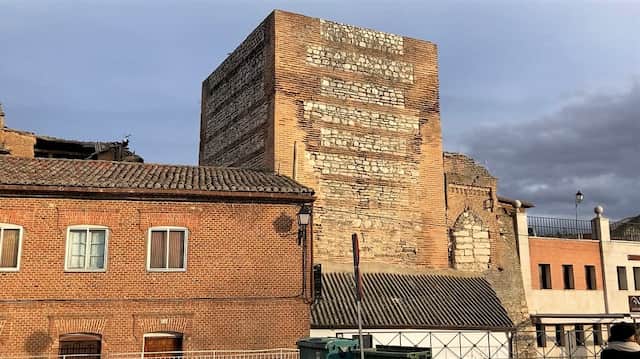 Cubo y restos de una puerta en la muralla medieval de Tordesillas - Destino Castilla y León
