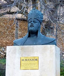Escultura de Almanzor en Calatañazor