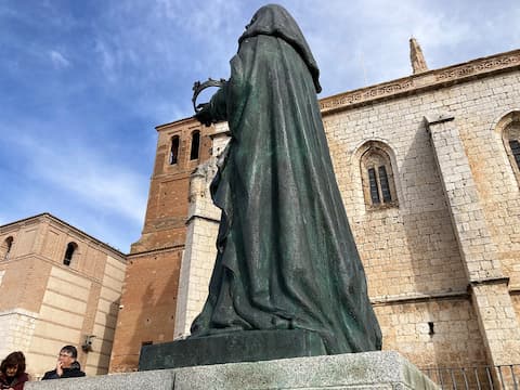 Escultura de Juana I en Tordesillas - Destino Castilla y León