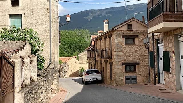 Casas de Prádena con vistas a la Sierra de Ayllón - Destino Castilla y León