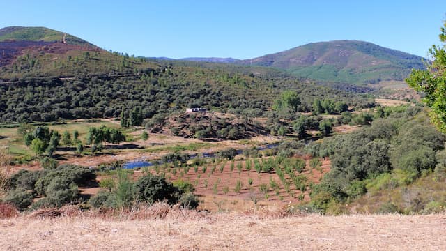 Entorno natural perfecto para hacer senderismo desde Sotoserrano - Destino Castilla y León