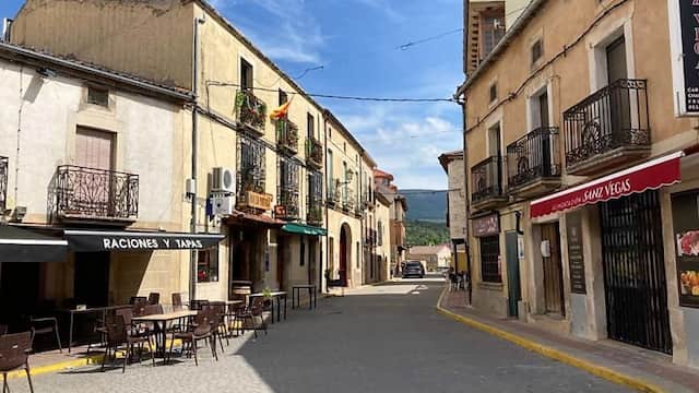 Zona con bares y restaurantes en el centro de Prádena - Destino Castilla y León