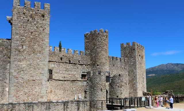 Castillo de Montemayor del Río - Destino Castilla y León