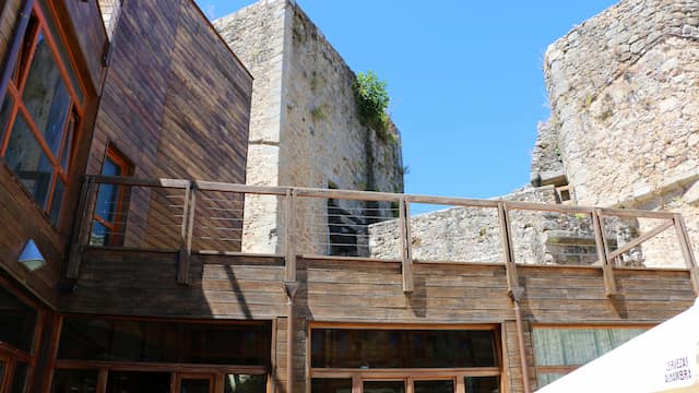 Patio de armas donde está la terraza del Restaurante del Castillo - Destino Castilla y León