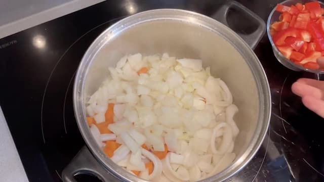 Añadimos al sofrito las verduras, zanahoria, cebolla y pimiento rojo - Destino Castilla y León