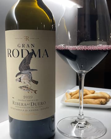 Botella y copa de vino Gran Rodma - Destino Castilla y León