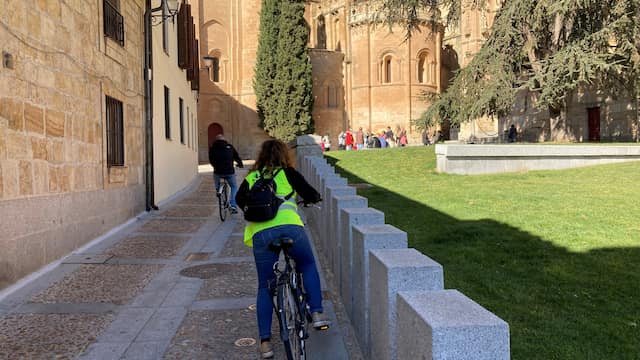 En bicicleta junto al ábside de la Catedral vieja de Salamanca - Destino Castilla y León