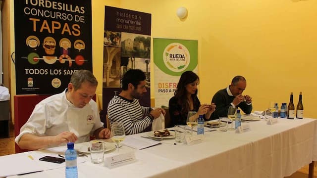 Jurado del IX Concurso de Tapas de Todos los Santos en Tordesillas - Imagen de El Español