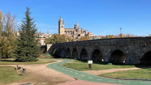 Puente romano y catedrales de Salamanca - Destino Castilla y León