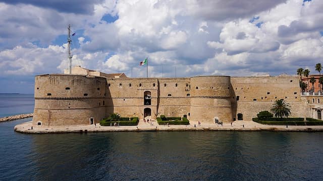 Castello Aragonese en la bahía de Taranto - Imagen de Wikipedia