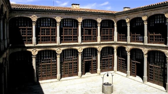 Patio interior del Parador Nacional de Turismo de Zamora - Imagen del hotel