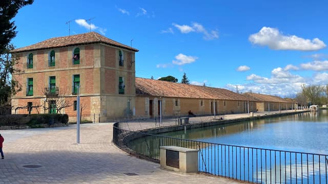 Instalaciones originales de la Dársena del Canal de Castilla - Destino Castilla y León