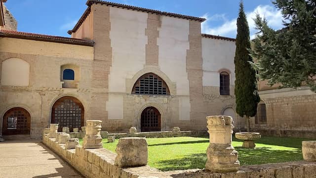 Restos del claustro del Convento de San Francisco de Medina de Rioseco - Destino Castilla y León