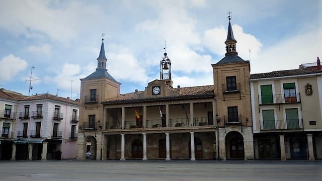 Ayuntamiento de El Burgo de Osma en la Plaza Mayor - Destino Castilla y León