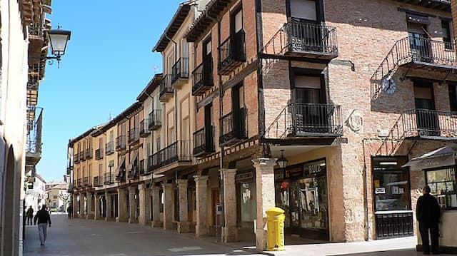 Calle Mayor con soportales de El Burgo de Osma - Destino Castilla y León