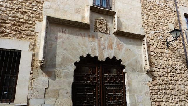 Entrada al Palacio Obispal - Destino Castilla y León