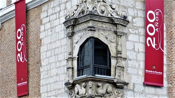 Ventana angular en el Palacio de Pimentel - Destino Castilla y León