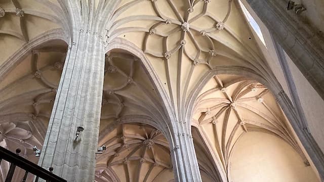 Bóvedas de crucería en el interior de la Colegiata de San Antolín de Medina del Campo - Destino Castilla y León