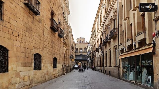 Calle de Zamora de Salamanca que pasa por debajo del Ayuntamiento - Destino Castilla y León