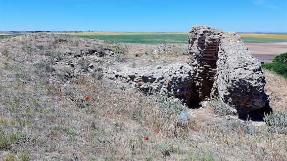 Ruinas del Castillo Torreón de Cantaracillo - Imagen de cc Wikipedia