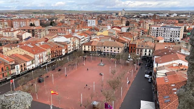 Vistas de la Plaza Mayor de la Hispanidad desde las terrazas de la torre - Destino Castilla y León