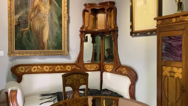 Colección de muebles clásicos de estilo modernista en la Casa Museo Casa Lis - Destino Castilla y León