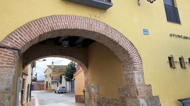 Arco del edificio del Ayuntamiento de San Miguel del Pino - Destino Castilla y León
