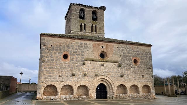 Fachada principal de la iglesia de San Miguel Arcángel de San Miguel del Pino - Destino Castilla y León
