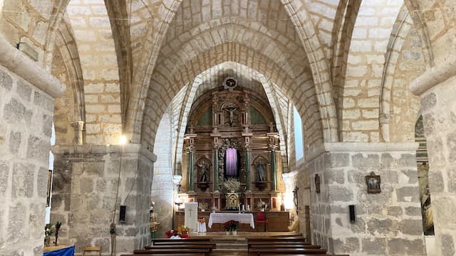Interior del templo de estilo gótico - Destino Castilla y León