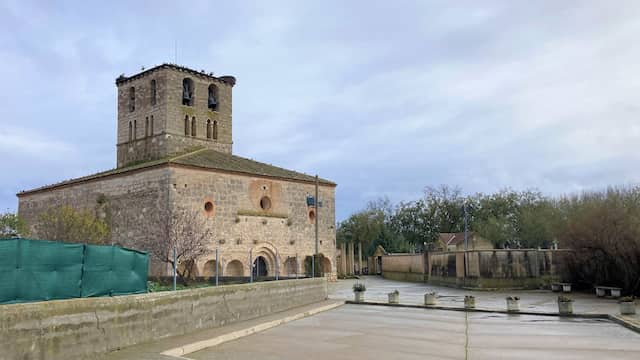 Llegando a la iglesia de San Miguel del Pino - Destino Castilla y León