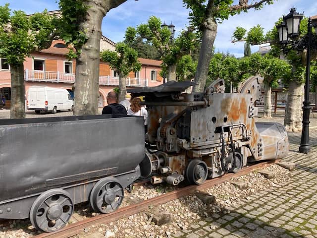 Pequeña locomotora minera en el exterior del museo - Destino Castilla y León