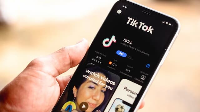 Un teléfono con la app de TikTok - Imagen de Sopa Images