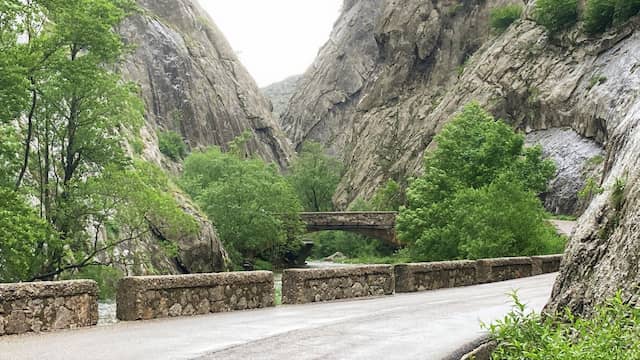 Carretera entre montañas de las Hoces de Vegacervera - Destino Castilla y León