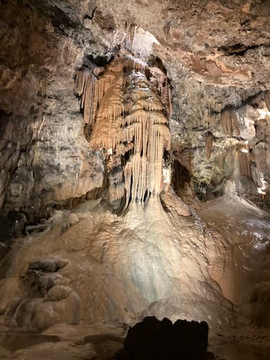 Colada de estalagmitas en las Cuevas de Valporquero - Destino Castilla y León